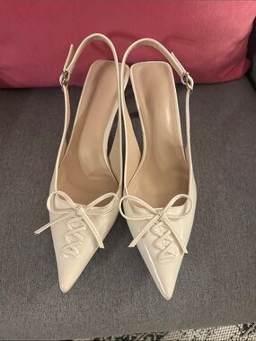 Patent Pointed-Toe Slingback Heels in Cream with Bow Accent